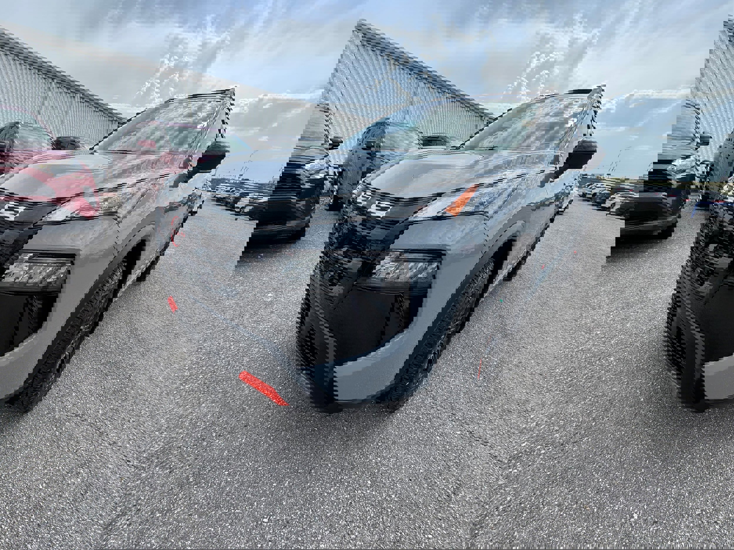 Used 2025 Nissan Rogue SV image 3