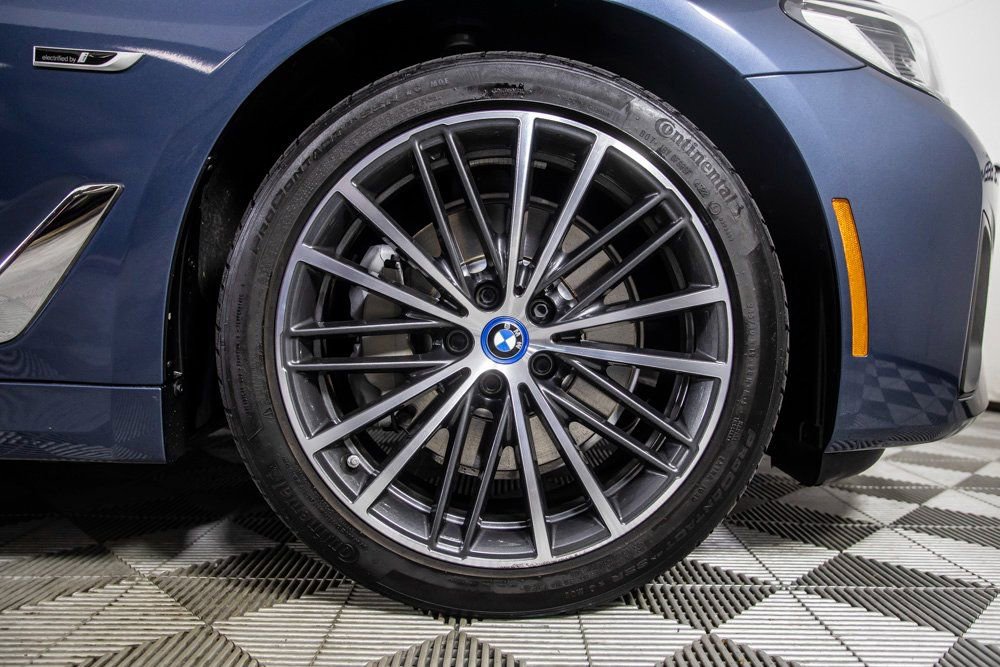 Used 2023 BMW 530e w/ Premium Package image 39