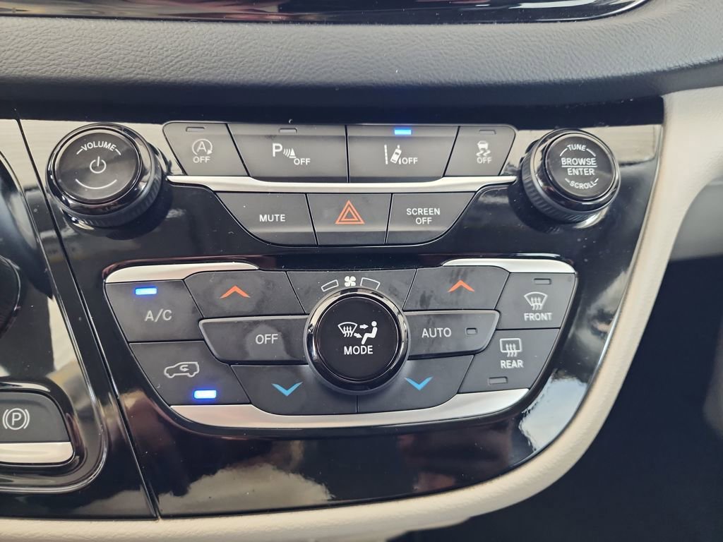 Used 2024 Chrysler Pacifica Touring-L FWD image 28