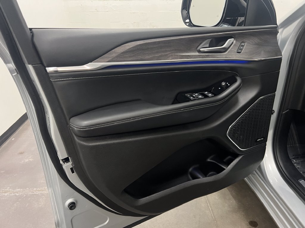 Used 2023 Jeep Grand Cherokee L Overland RWD image 11