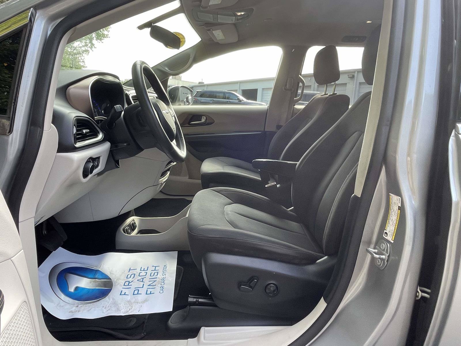 Used 2018 Chrysler Pacifica Touring FWD image 14