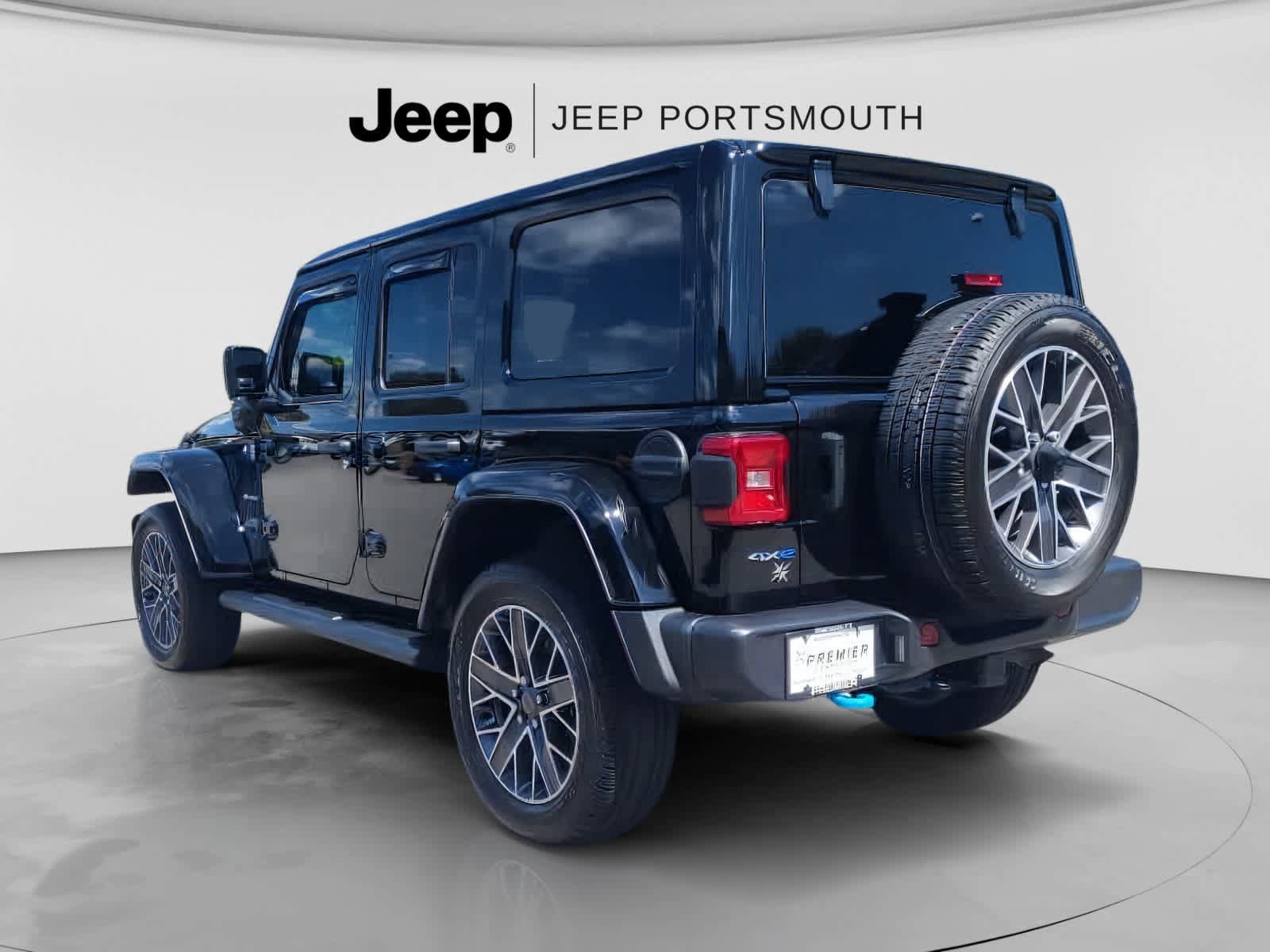 Used 2023 Jeep Wrangler Unlimited Sahara w/ Cold Weather Group AWD/4WD image 7
