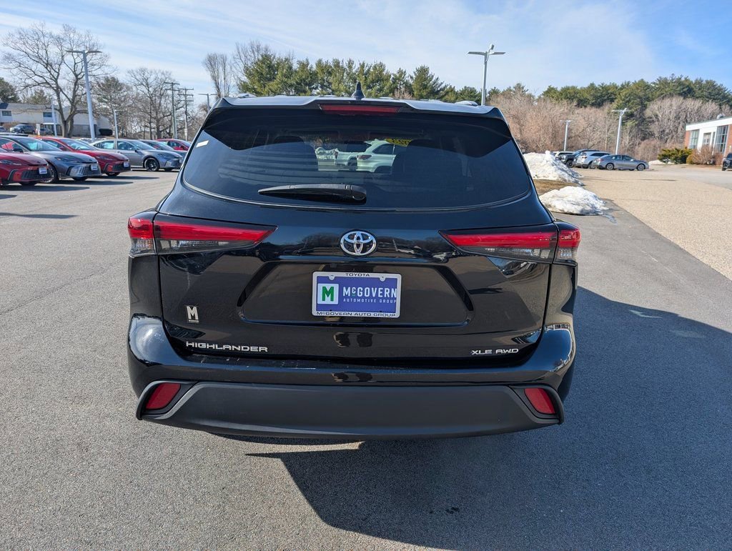 Used 2023 Toyota Highlander XLE image 4