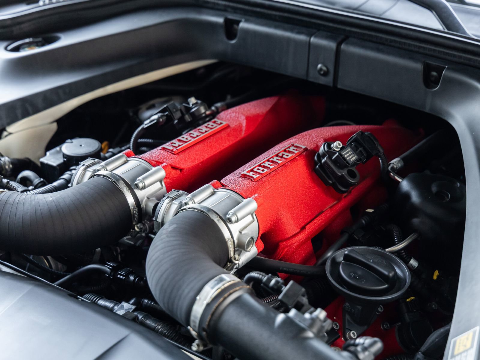 Used 2015 Ferrari California T RWD image 53