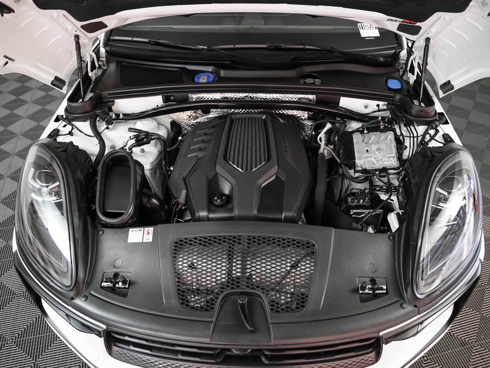 Certified 2024 Porsche Macan image 13