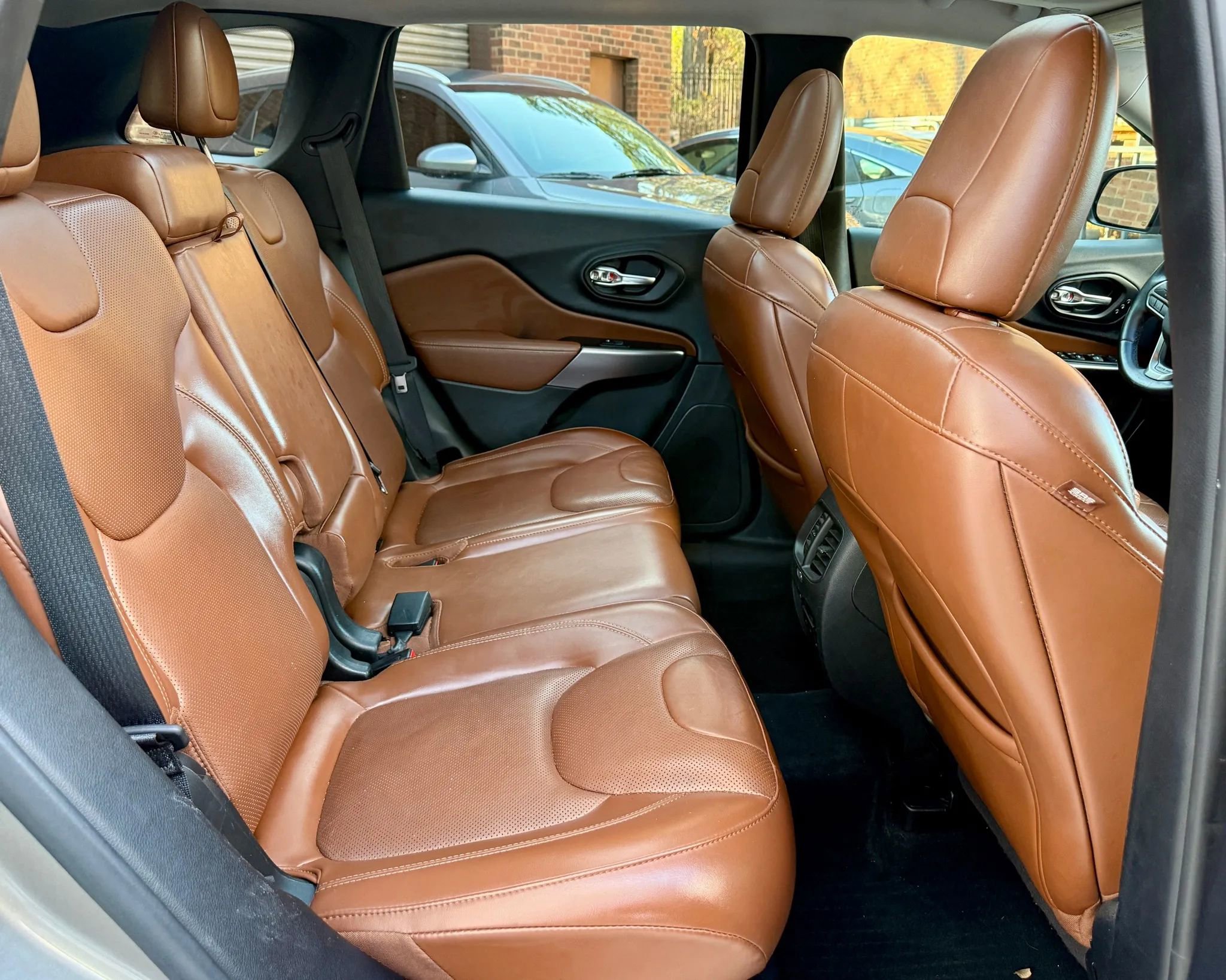 Used 2019 Jeep Cherokee Overland w/ Technology Group AWD/4WD image 23