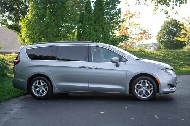 Used 2019 Chrysler Pacifica Touring Plus w/ Tire & Wheel Group FWD image 4