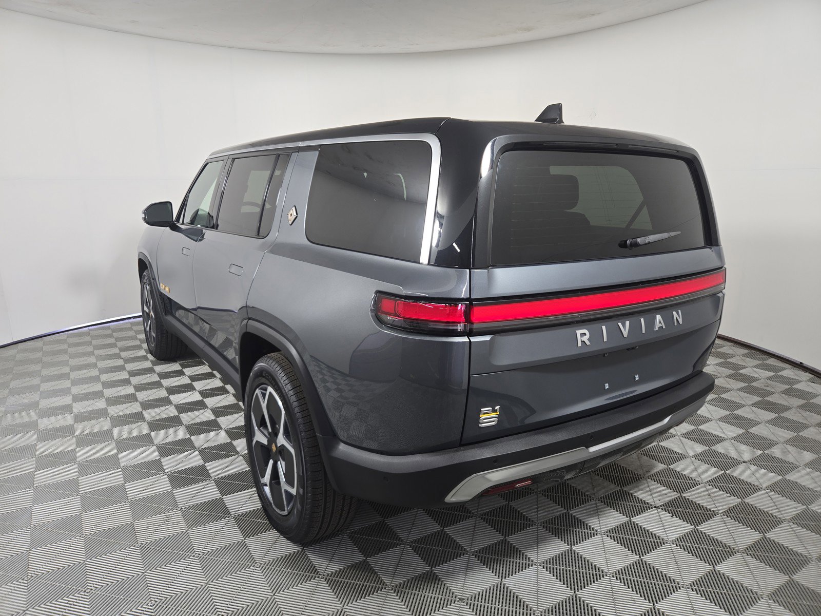 Used 2024 Rivian R1S Adventure AWD/4WD image 3