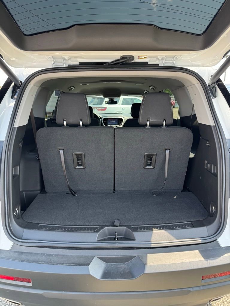 Used 2023 GMC Acadia SLE w/ Driver Convenience Package image 5
