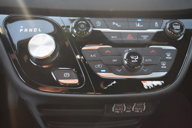 Used 2025 Chrysler Pacifica Select image 27