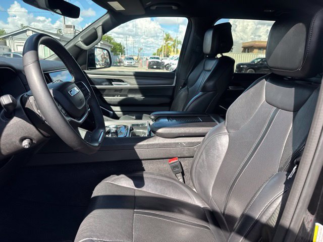 Used 2024 Jeep Wagoneer L Series II AWD/4WD image 9