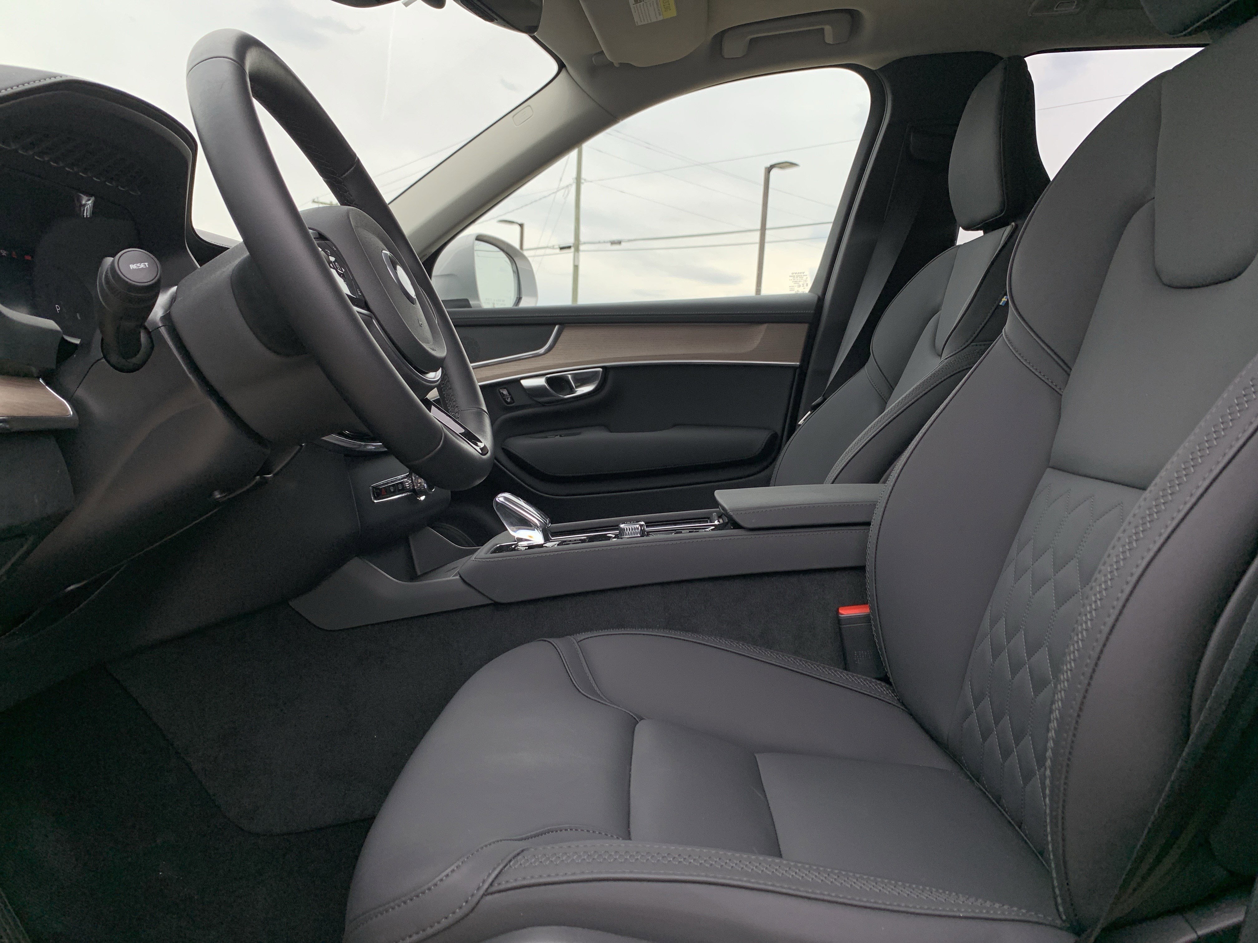 Used 2025 Volvo XC90 B6 Plus image 16