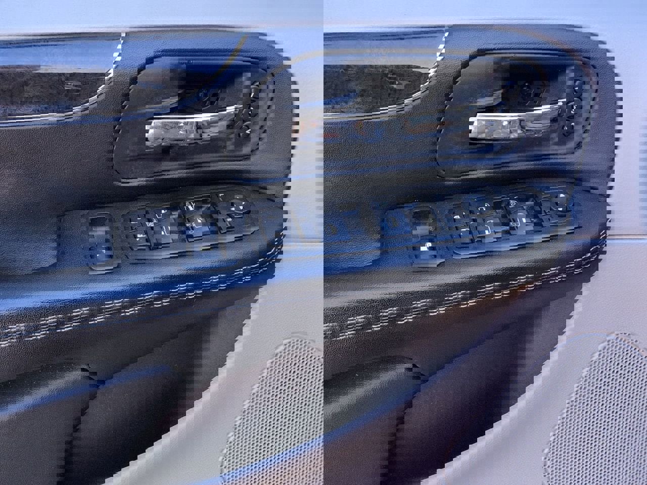 Used 2012 Chrysler Town & Country Limited image 8