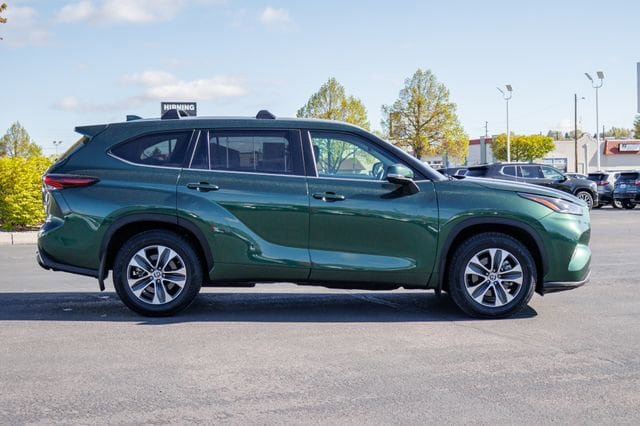 Used 2024 Toyota Highlander XLE AWD/4WD image 5