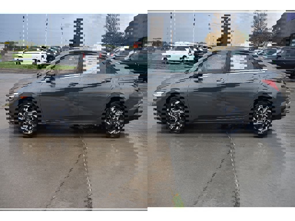 New 2025 Hyundai Elantra SEL image 4