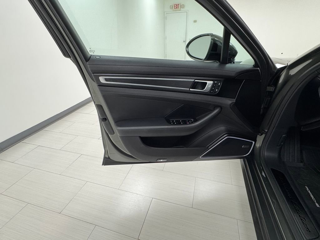 Used 2023 Porsche Panamera 4 Platinum Edition image 9