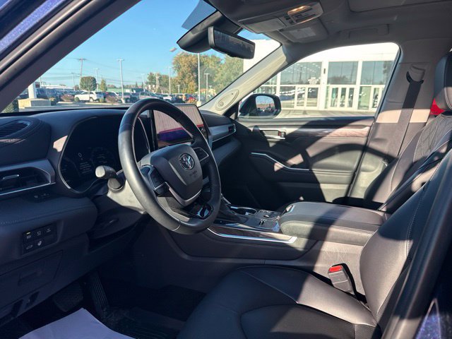 Used 2025 Toyota Highlander Platinum AWD/4WD image 18