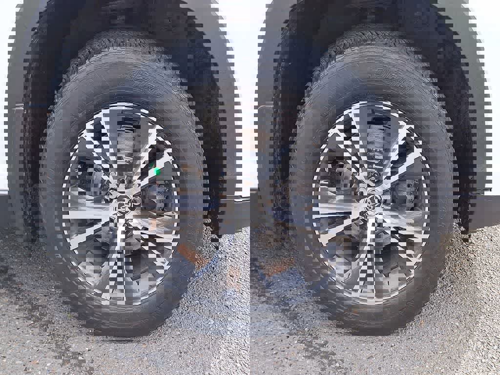 Used 2019 Toyota Highlander LE image 27