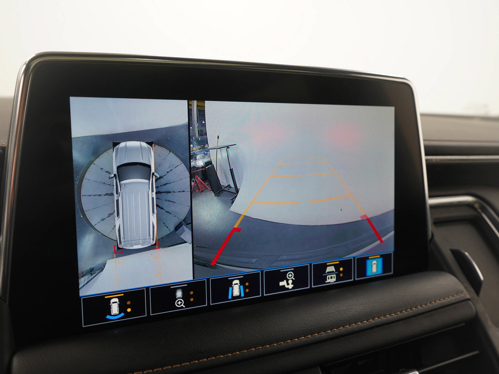 Used 2021 GMC Yukon XL AT4 w/ Technology Package image 23