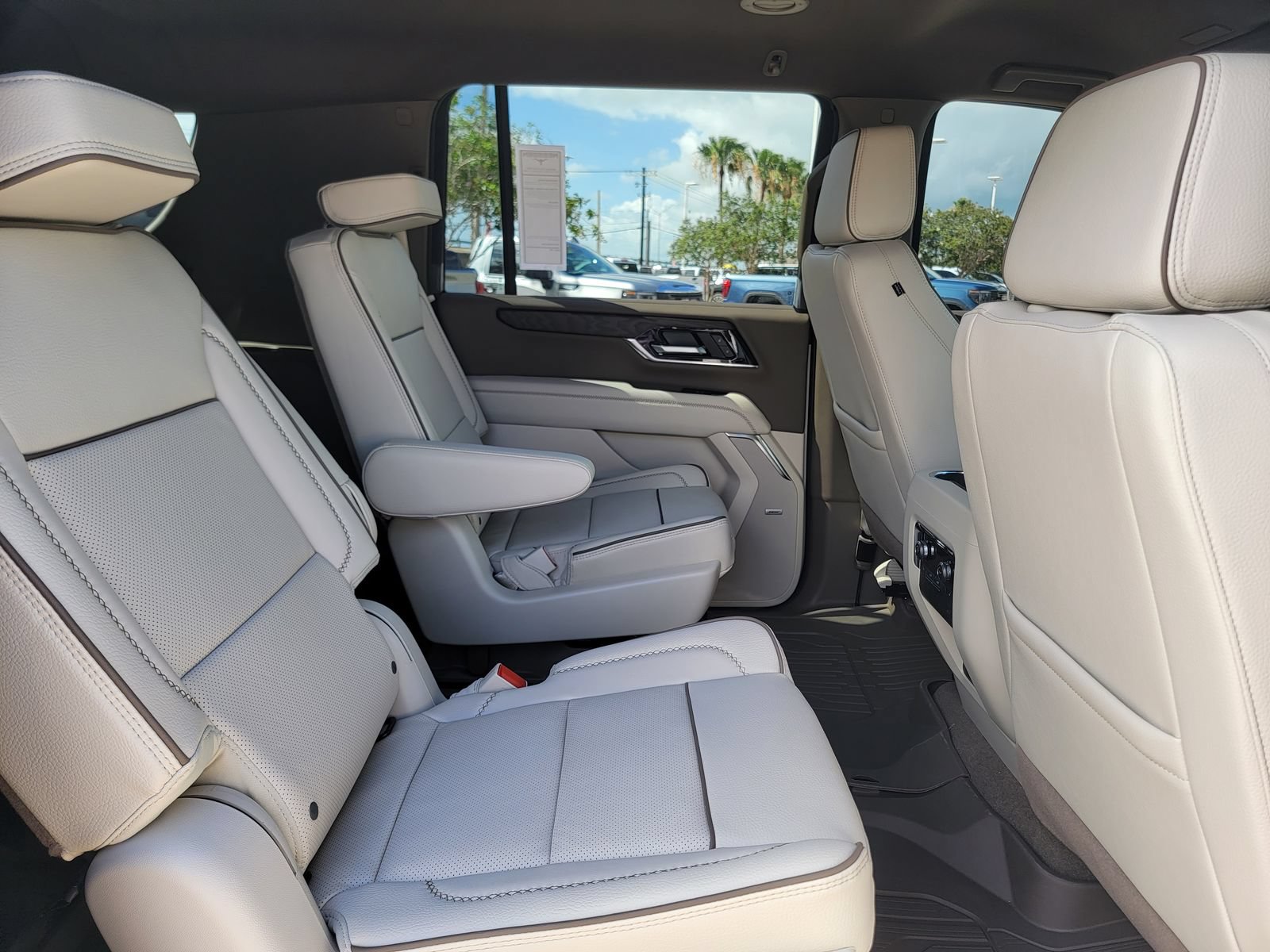 New 2026 GMC Yukon XL Denali w/ LPO, Floor Liner Package AWD/4WD image 13