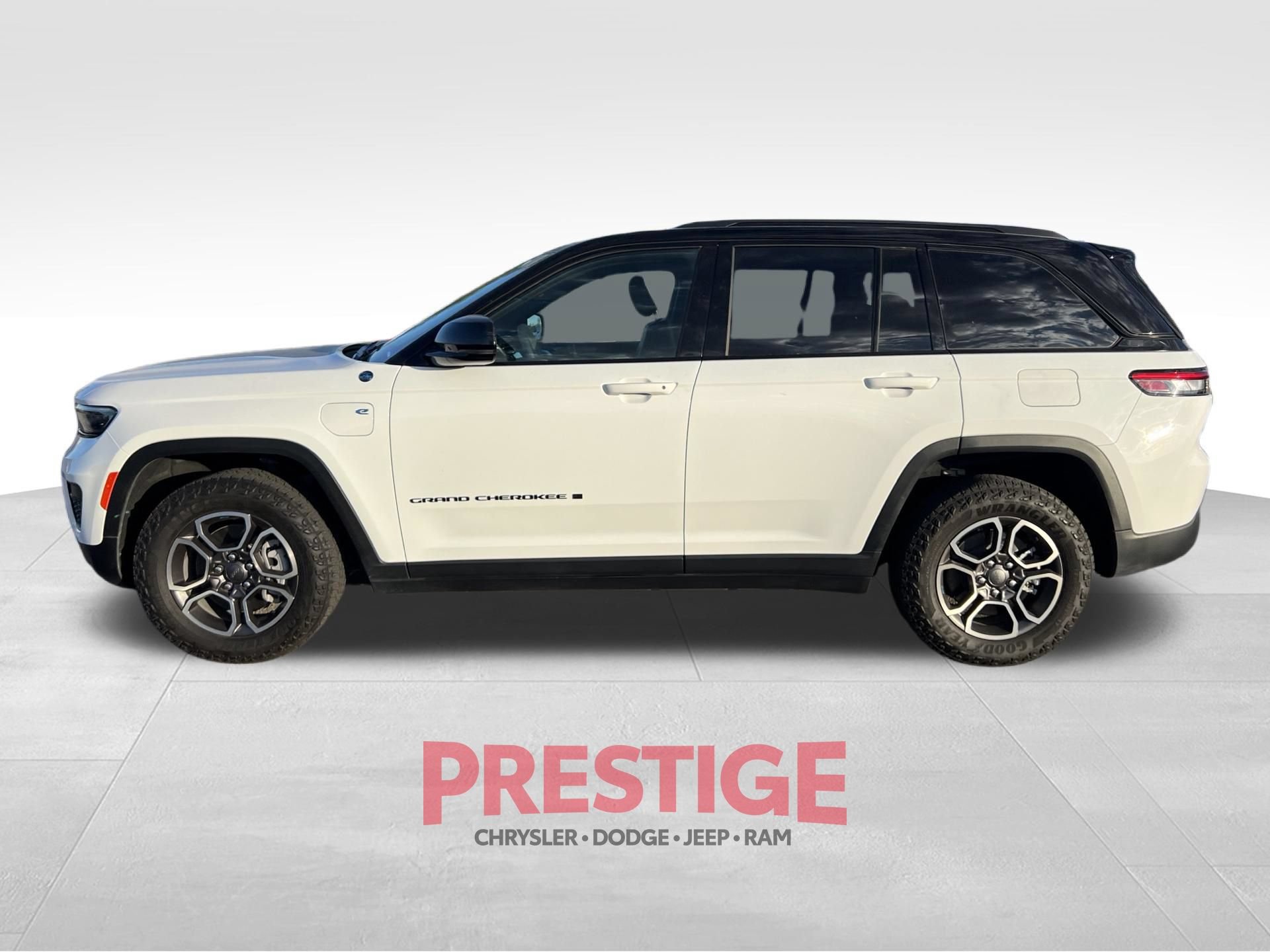 Used 2022 Jeep Grand Cherokee Trailhawk AWD/4WD image 9