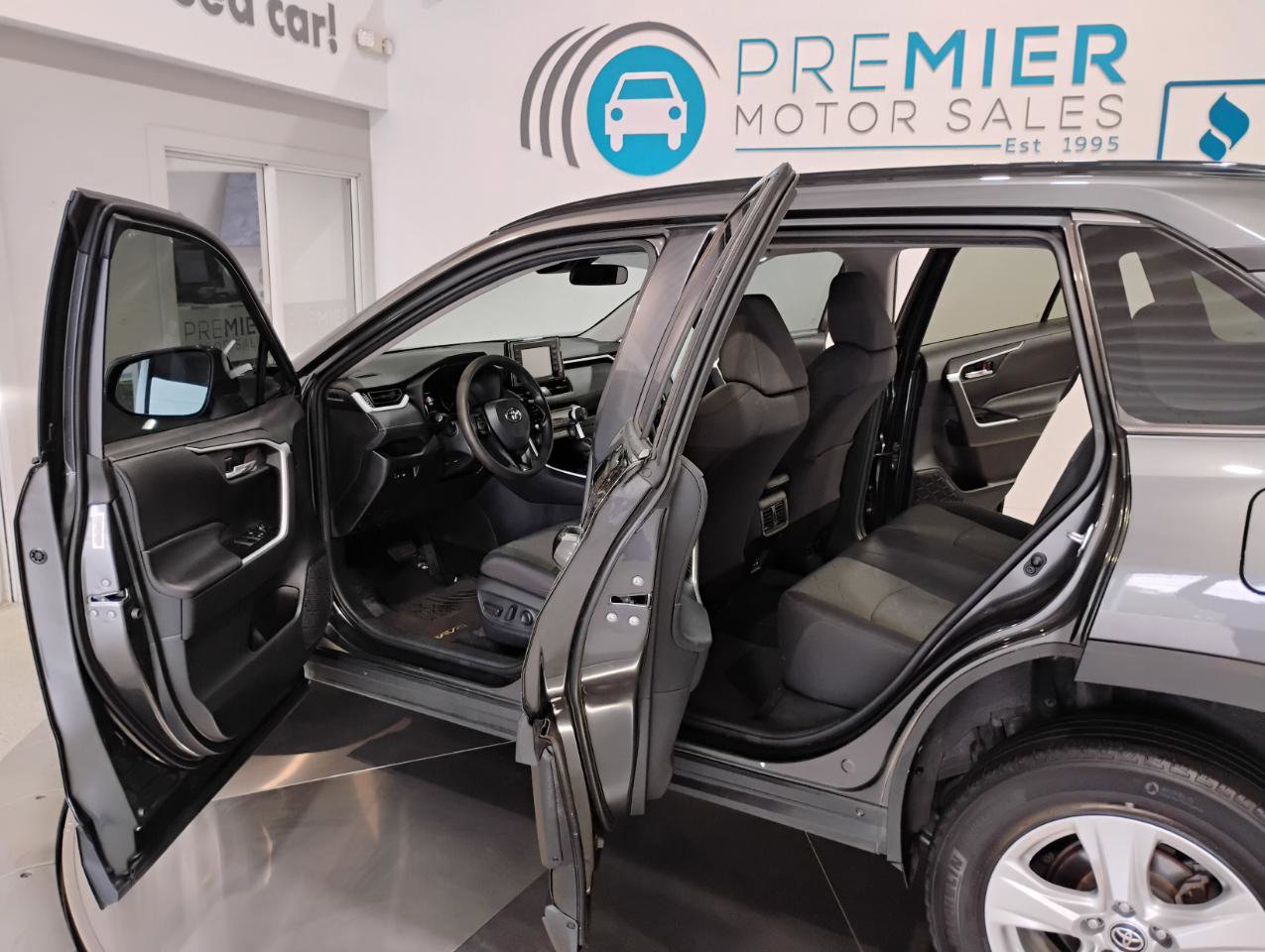 Used 2021 Toyota RAV4 XLE FWD image 7