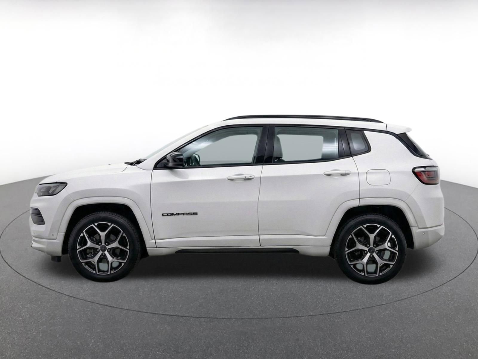 Used 2025 Jeep Compass Limited AWD/4WD image 3