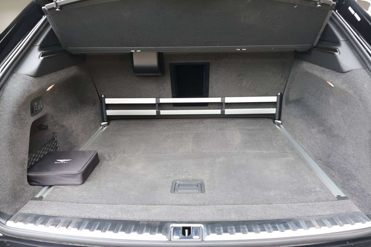 Used 2025 Bentley Bentayga Extended Wheelbase AWD/4WD image 22