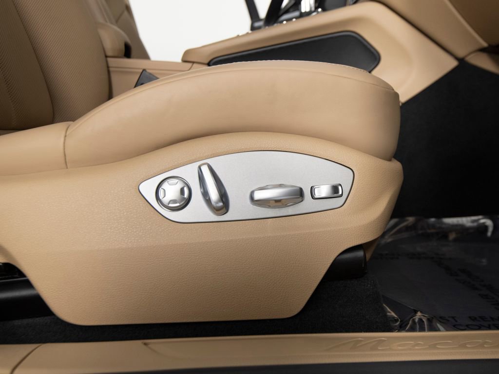 Certified 2019 Porsche Macan AWD/4WD image 37