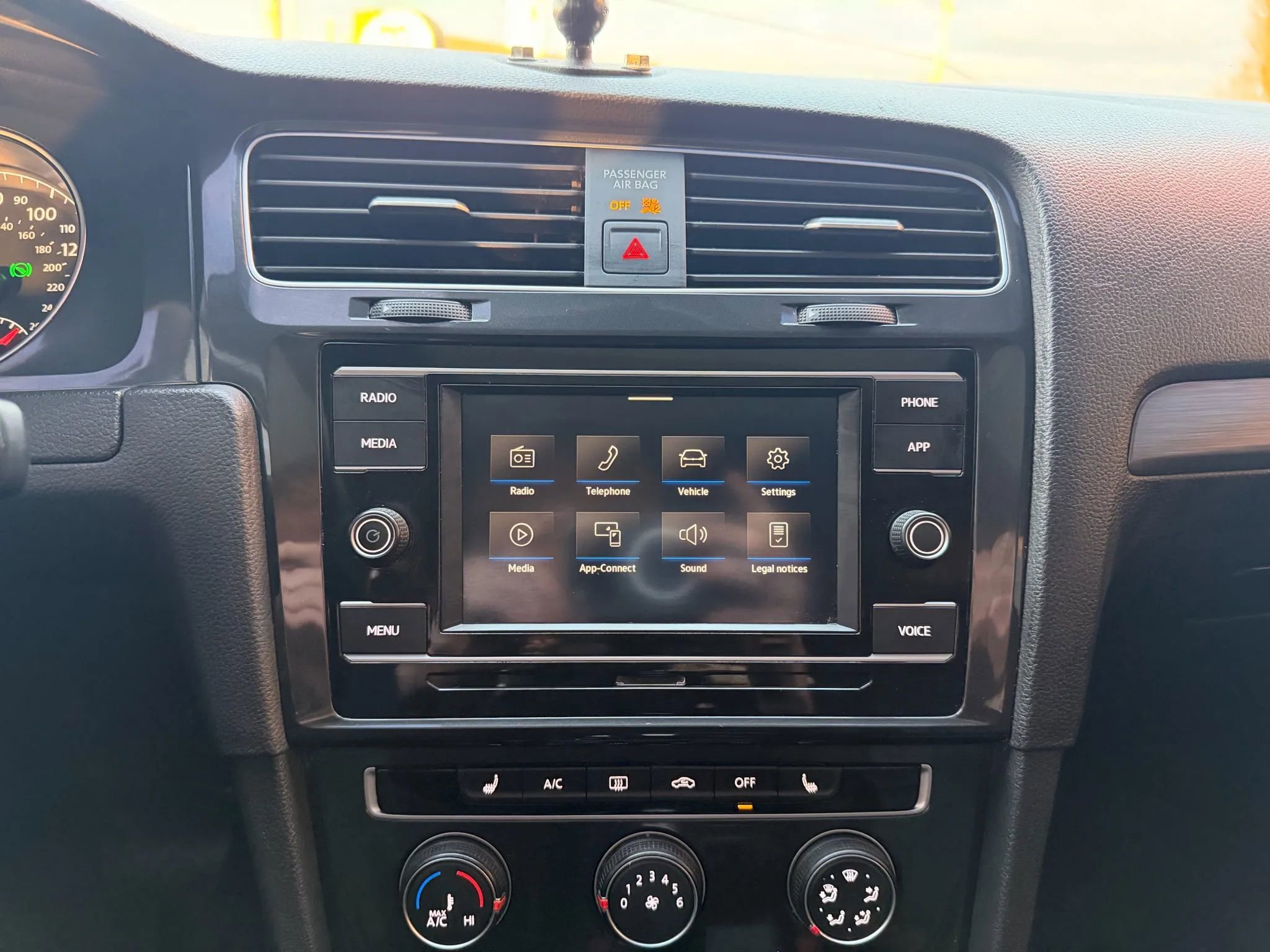 Used 2021 Volkswagen Golf 4-Door image 15