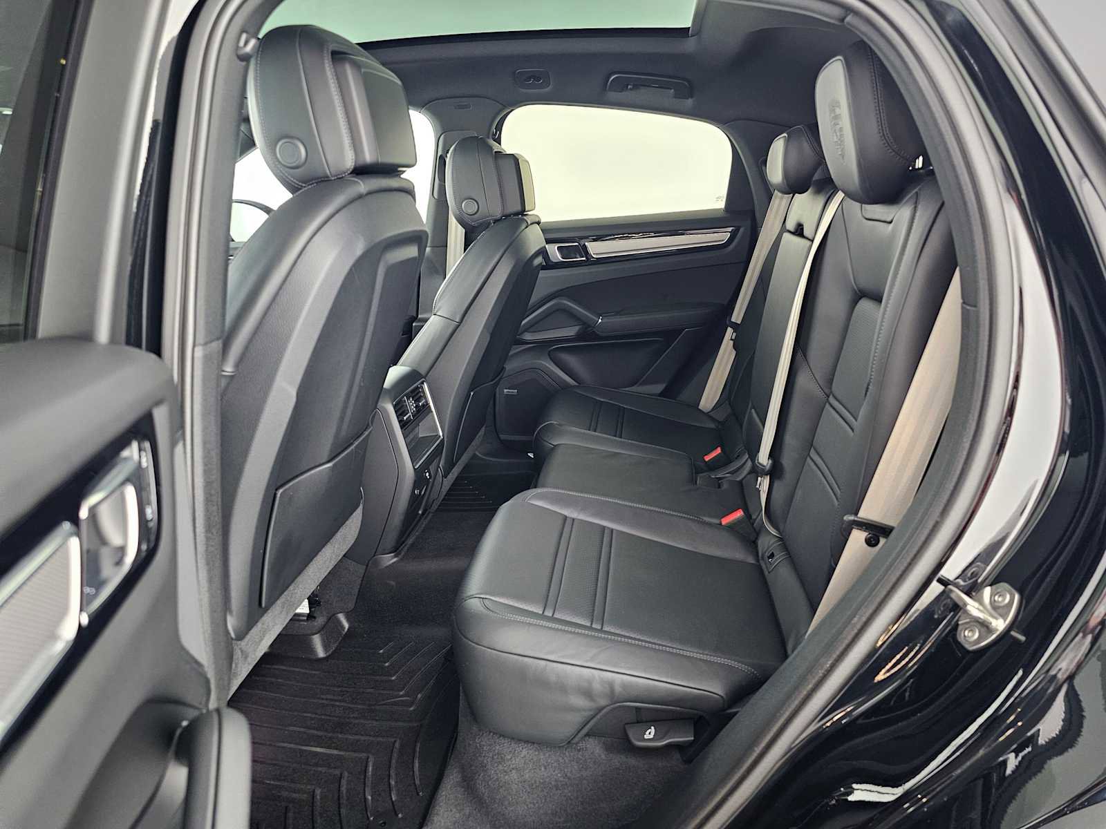 Used 2023 Porsche Cayenne Platinum Edition image 16
