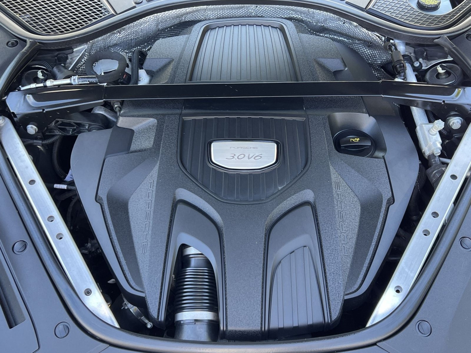 Used 2018 Porsche Panamera RWD image 34