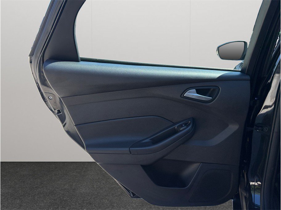 Used 2015 Ford Focus SE FWD image 28