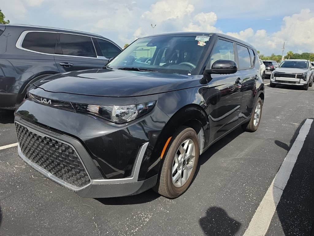 Certified 2025 Kia Soul LX w/ LX Technology Package FWD image 5