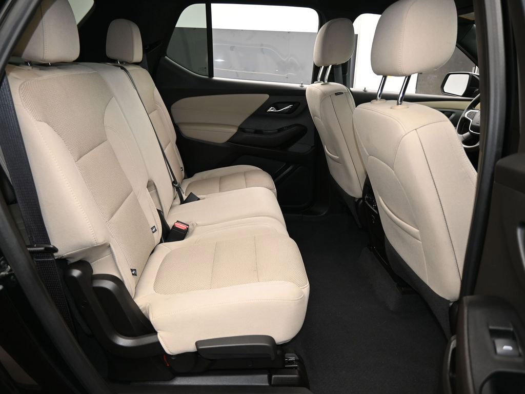 Used 2023 Chevrolet Traverse LS image 36
