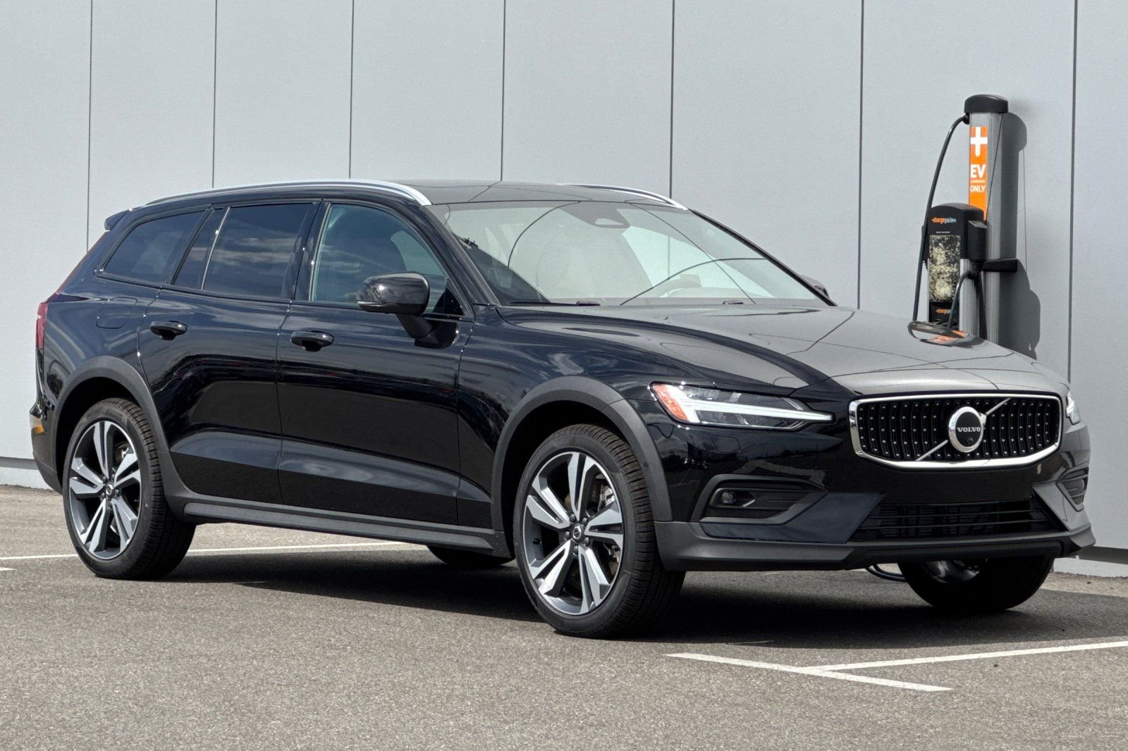 New 2026 Volvo V60 B5 Cross Country Plus w/ Climate Package AWD/4WD image 7