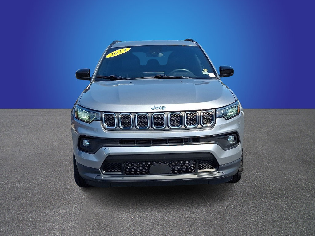 Used 2024 Jeep Compass Latitude AWD/4WD image 2
