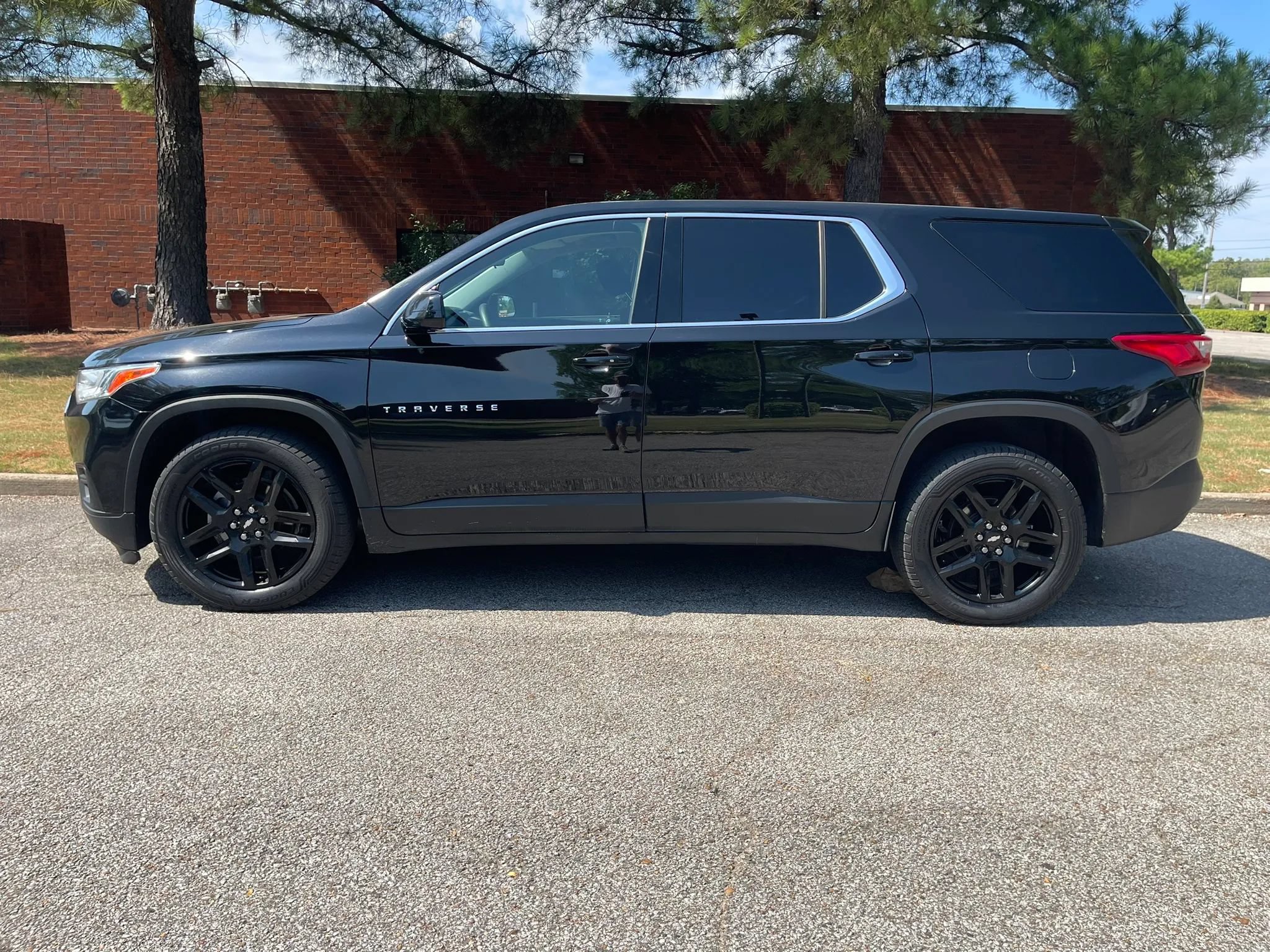 Used 2019 Chevrolet Traverse LS FWD image 2