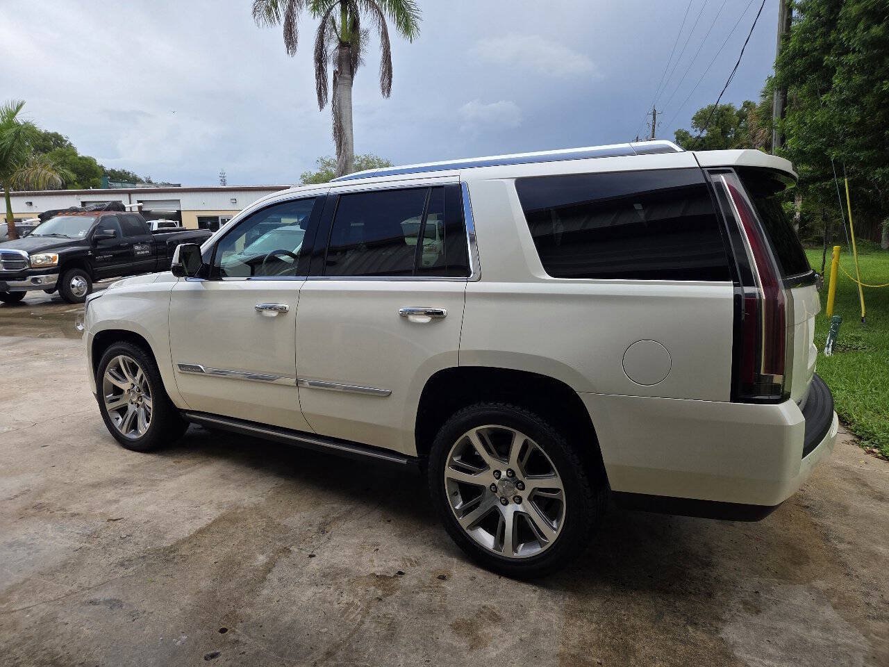 Used 2015 Cadillac Escalade Premium RWD image 4