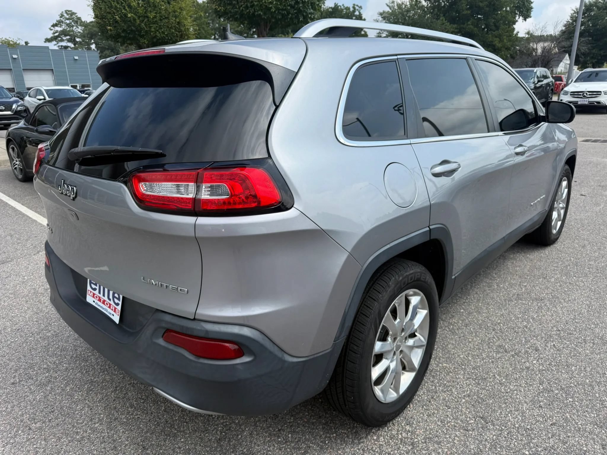 Used 2016 Jeep Cherokee Limited AWD/4WD image 7
