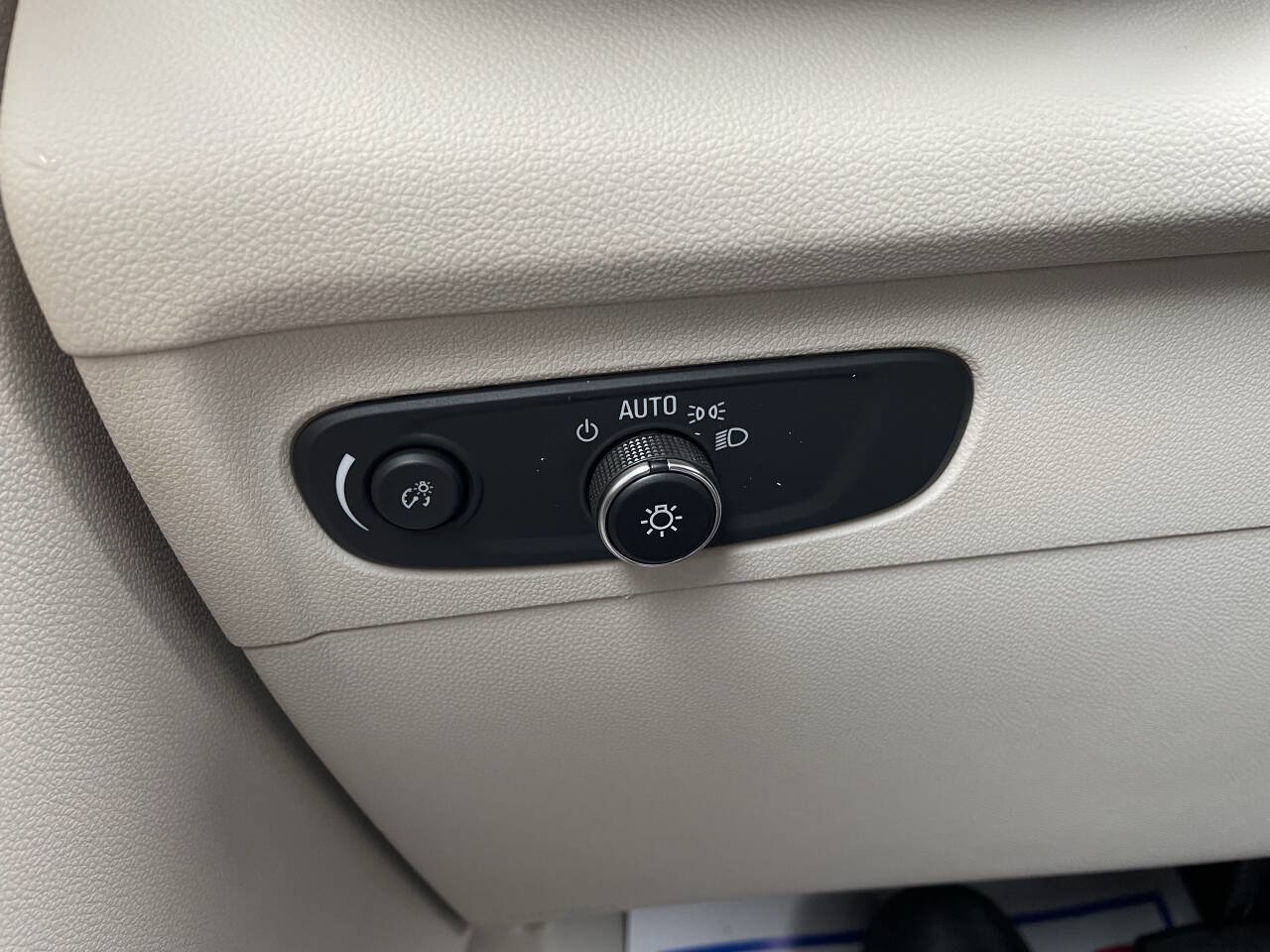 Used 2023 Buick Envision Essence image 15