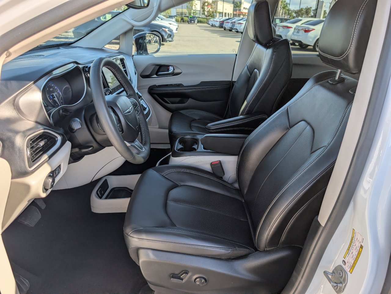 Used 2024 Chrysler Pacifica Touring-L image 2