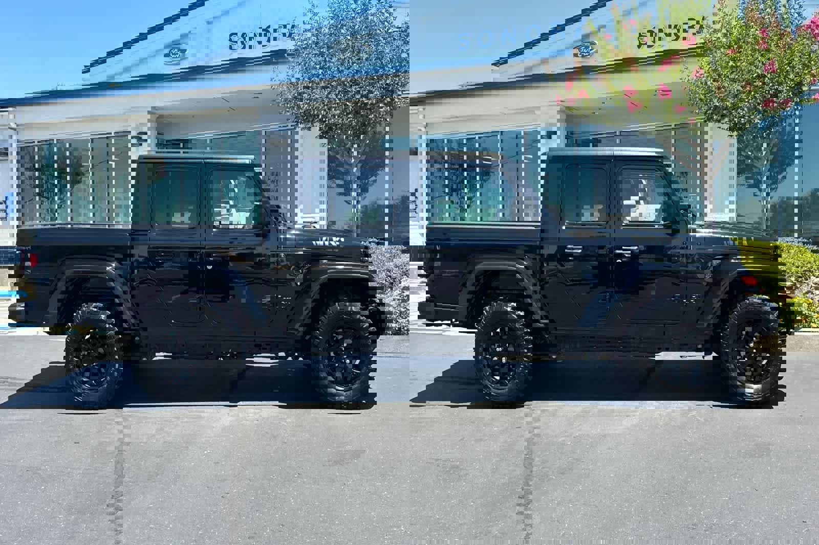 Used 2022 Jeep Gladiator Sport image 3