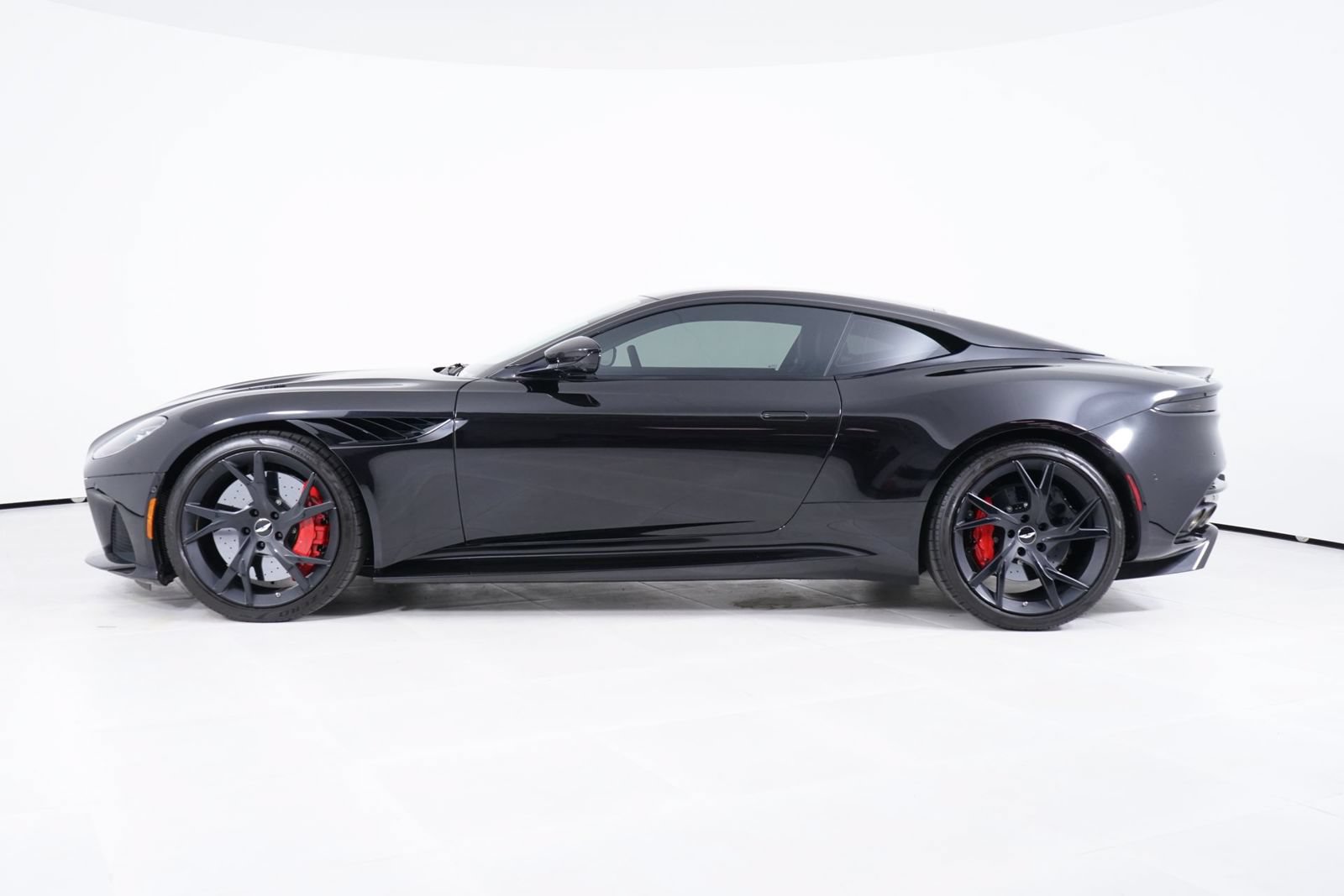 Used 2019 Aston Martin DBS Superleggera RWD image 2
