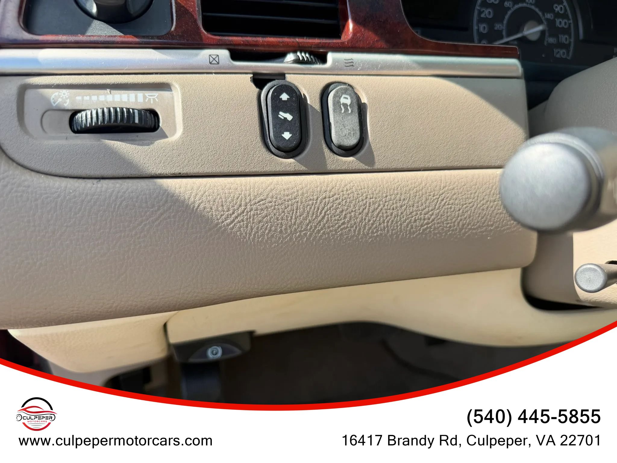 Used 2004 Lincoln Town Car Signature RWD image 17