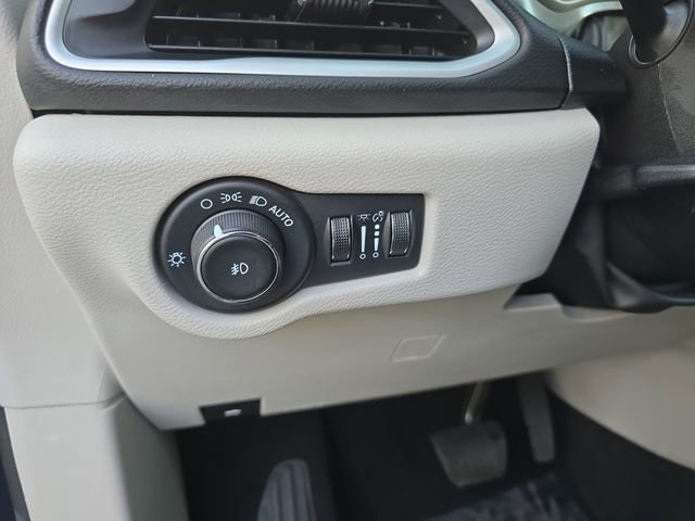 Used 2024 Chrysler Pacifica Touring-L FWD image 24