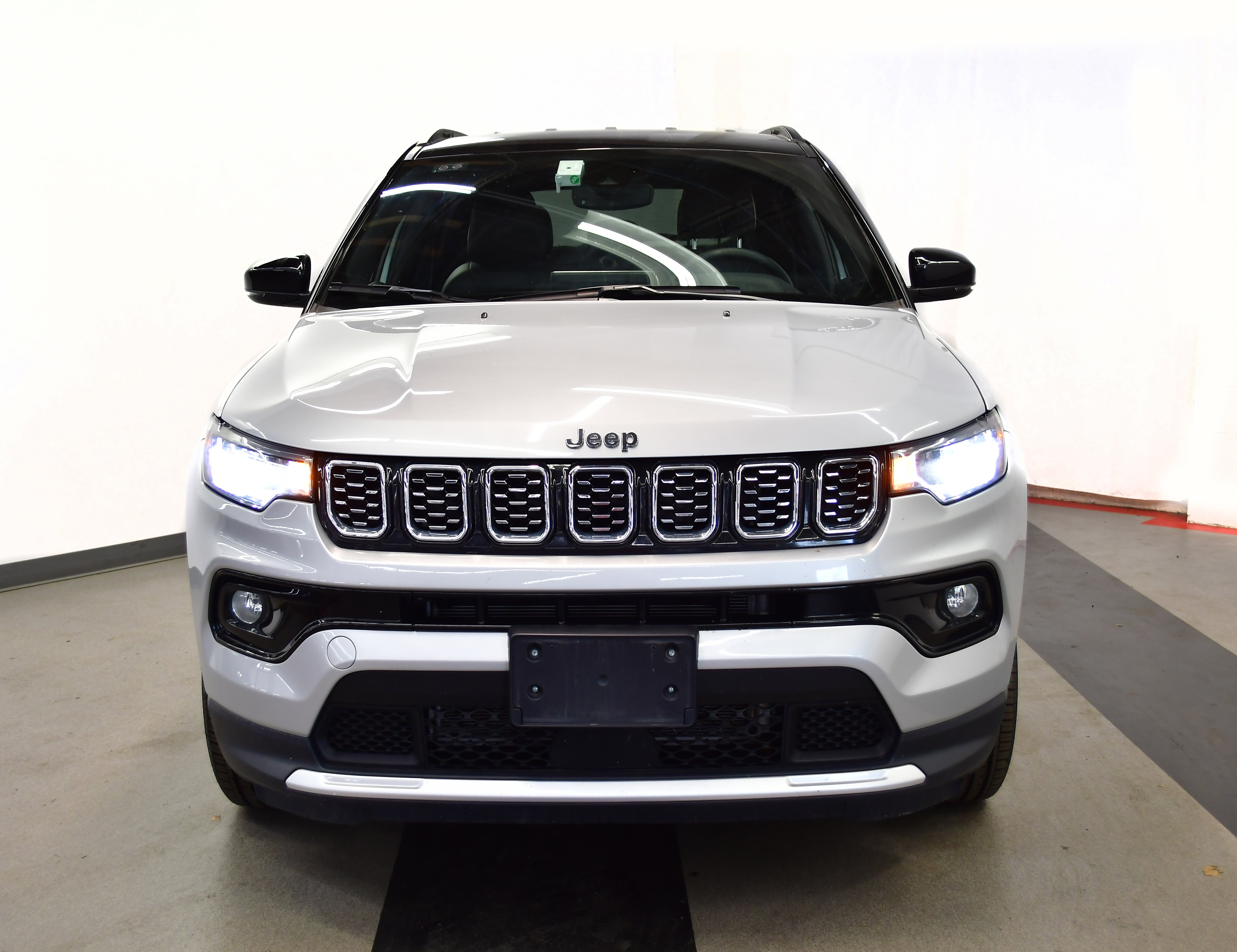Used 2025 Jeep Compass Limited image 3