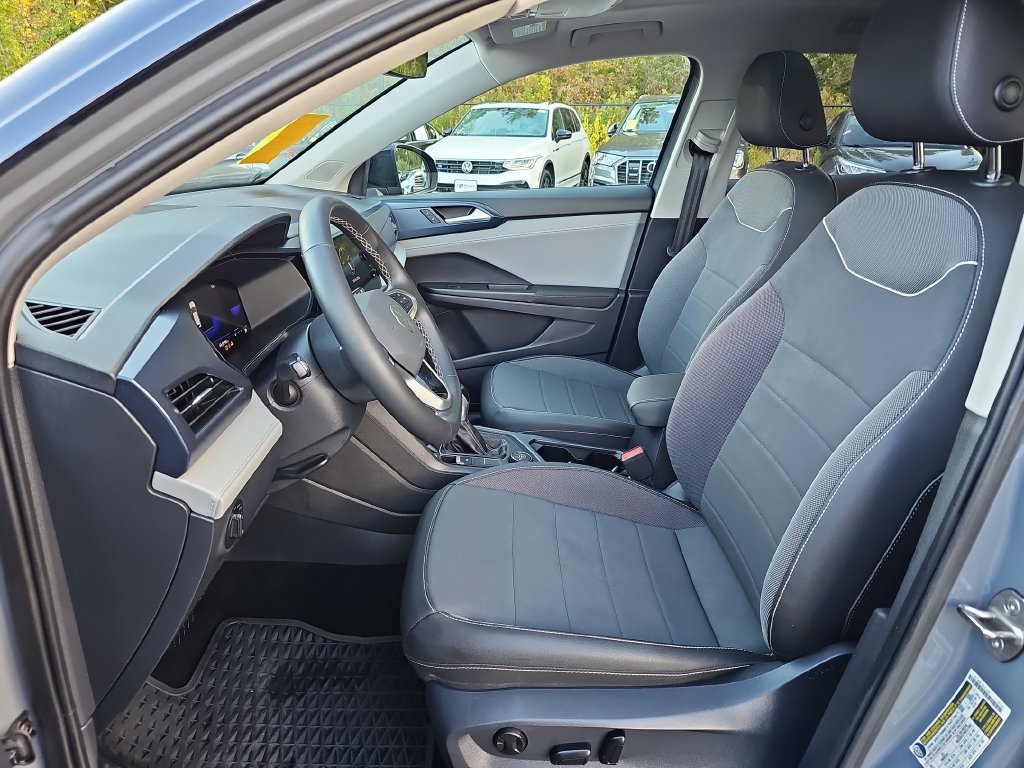 Used 2024 Volkswagen Taos SE w/ Panoramic Sunroof Package AWD/4WD image 10