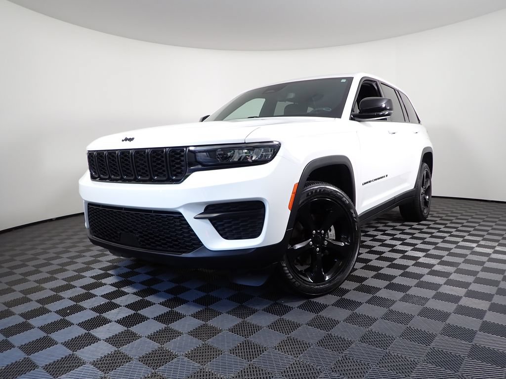 Used 2023 Jeep Grand Cherokee Altitude AWD/4WD image 2