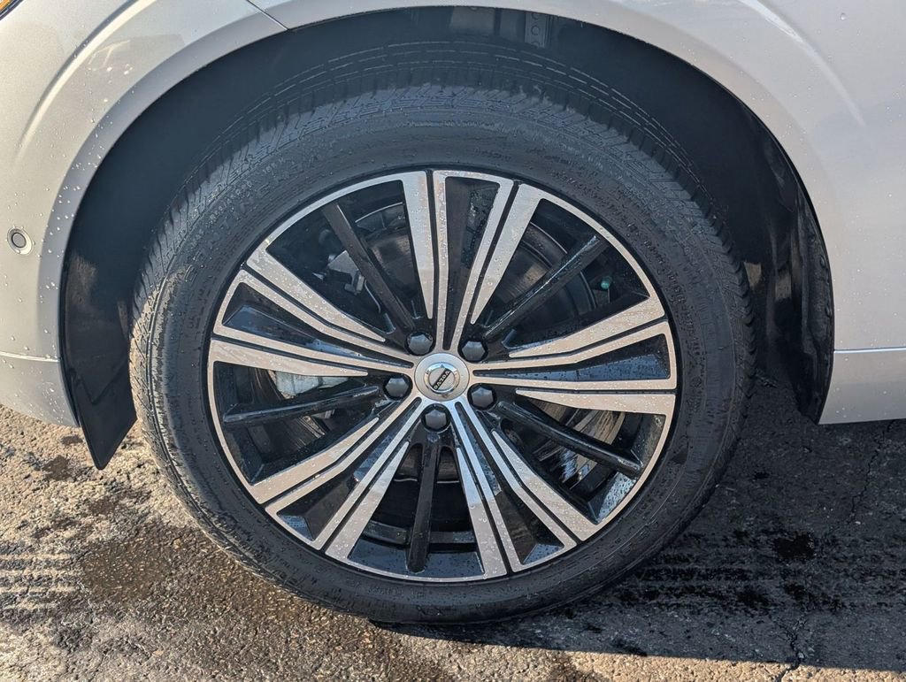 Used 2023 Volvo XC60 B6 Ultimate w/ Climate Package image 12